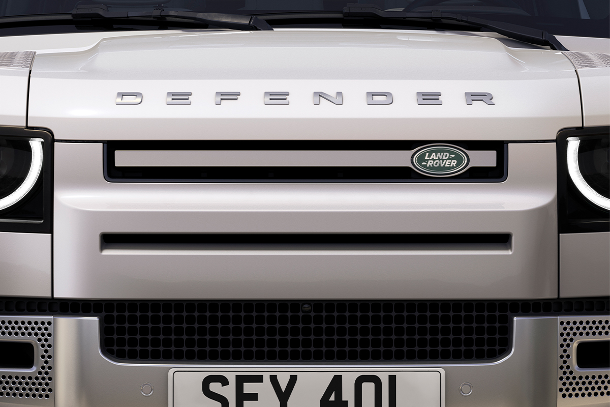 Land Rover Defender 130 face