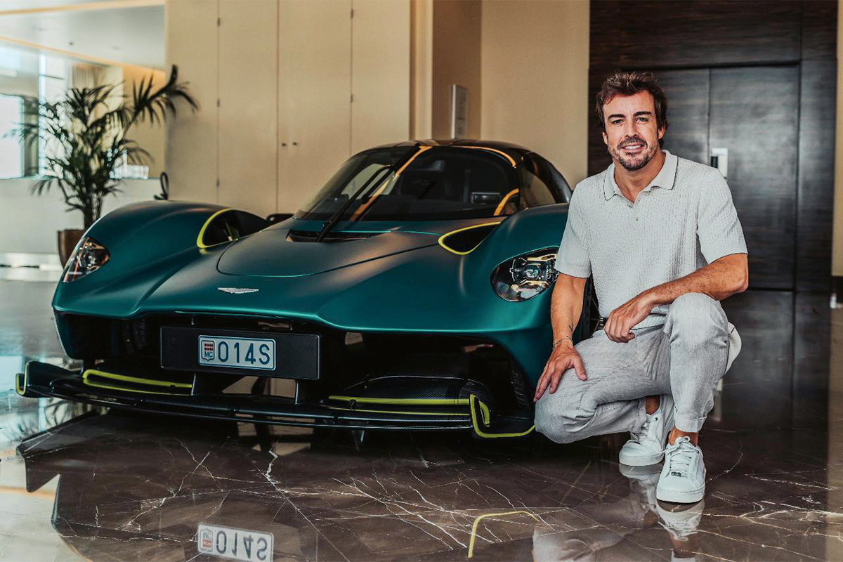 Alonso reÃ§oit sa ValkyrieÂ  Merci Aston Martin !