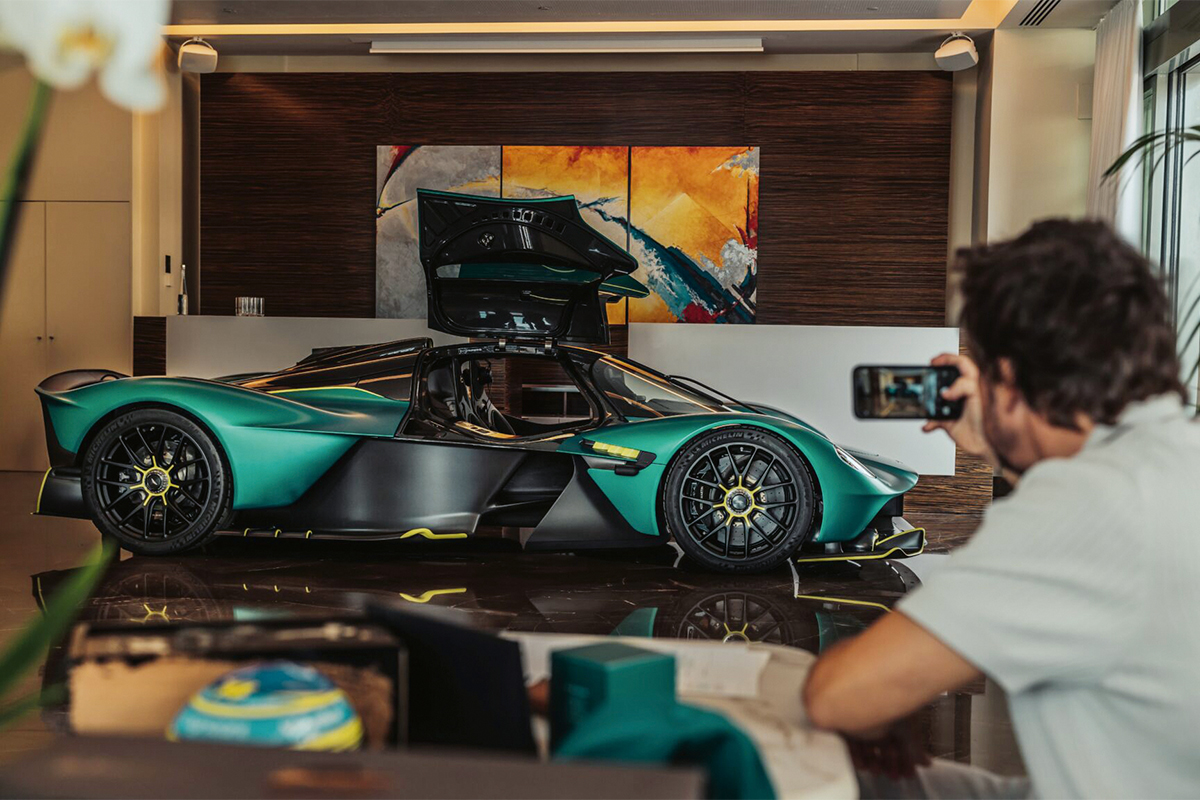 Alonso reÃ§oit sa ValkyrieÂ  Merci Aston Martin !