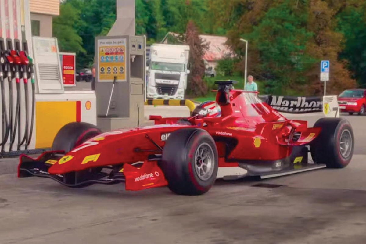 Une monoplace sur autoroute ?!  Une scène surréaliste