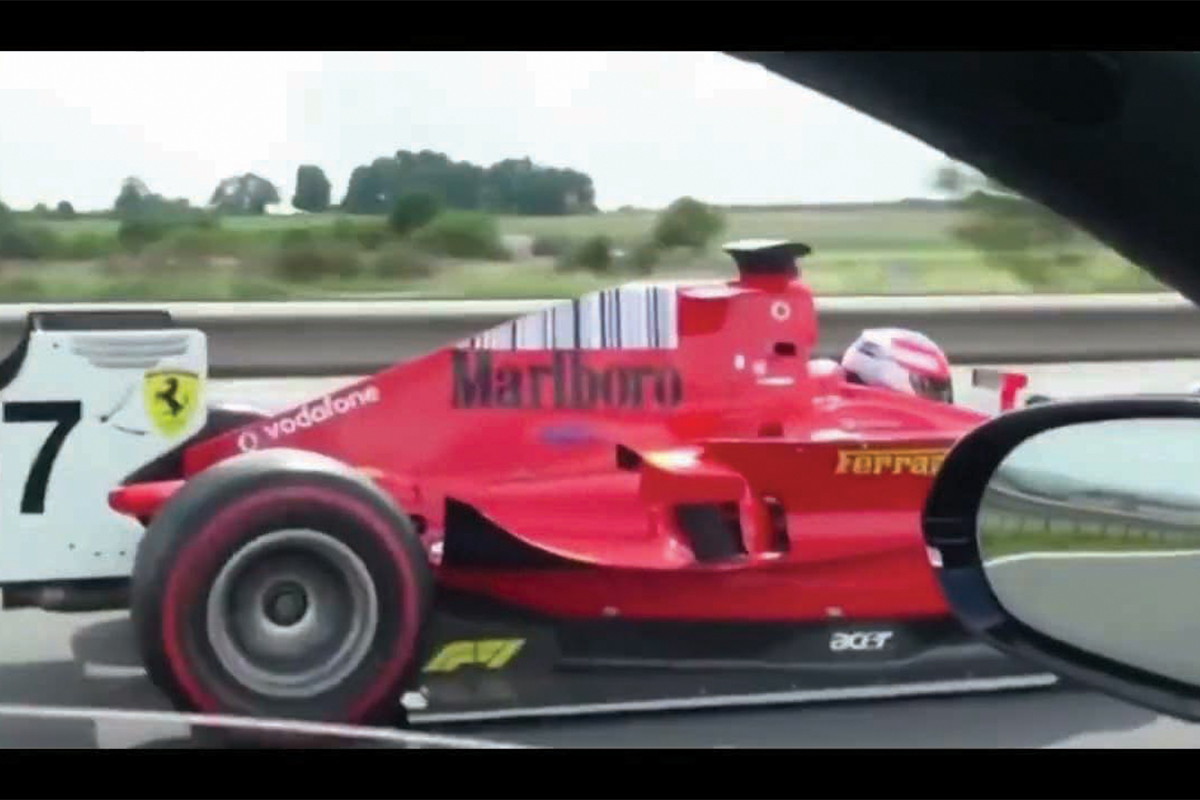 Une monoplace sur autoroute ?!  Une scène surréaliste