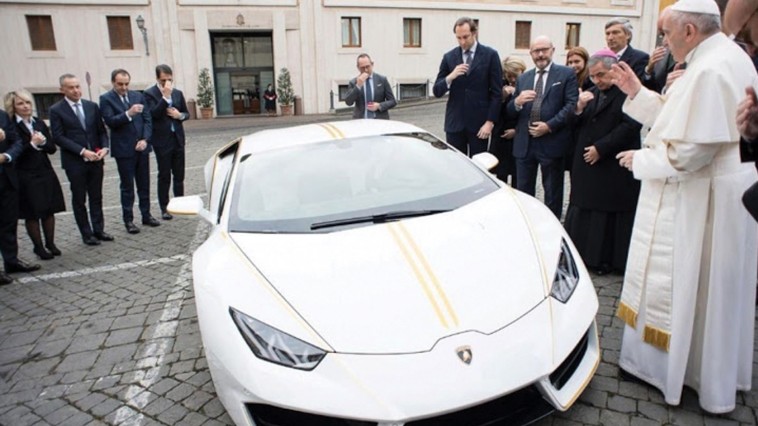 La Lamborghini Huracan du Pape sur Annonces-automobile.com