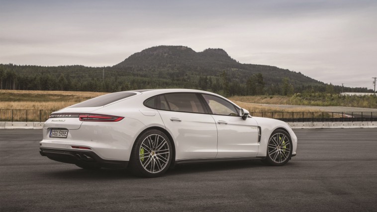 La Corvette C8 se dévoile, les taxis autonomes Tesla, Bugatti au Paul Ricard ...