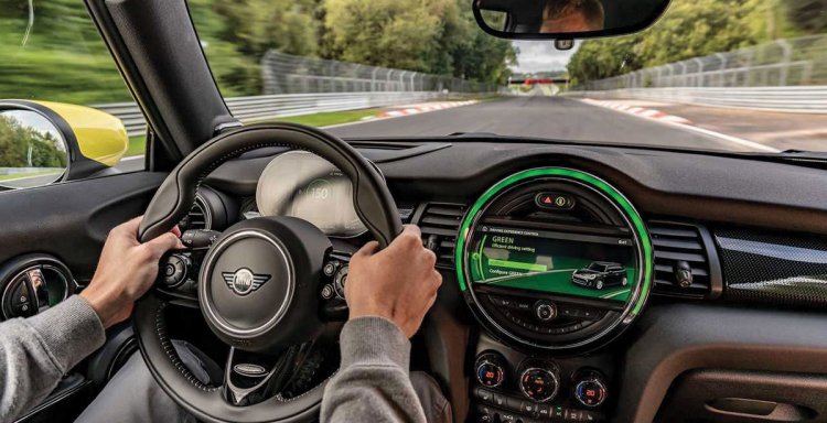 La Mini Cooper SE tourne au Ring sans freiner