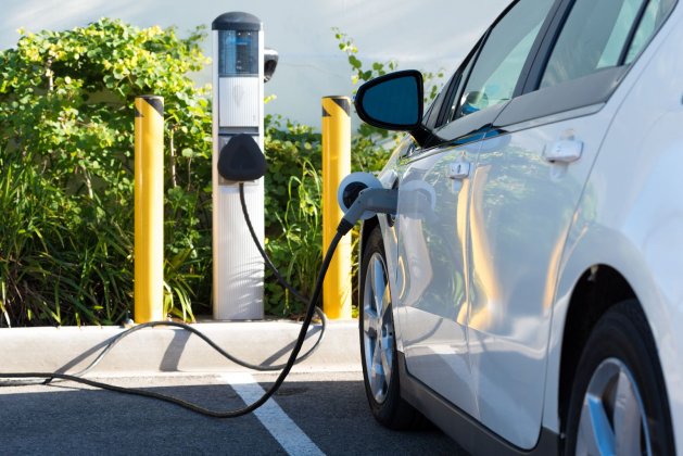 Voiture hybride ou électrique : avantages et inconvénients