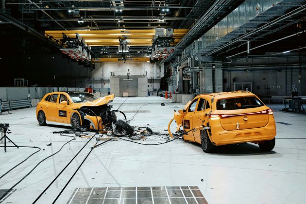 Crash test frontal entre un Mercedes EQS vs EQA, ca donne quoi ?